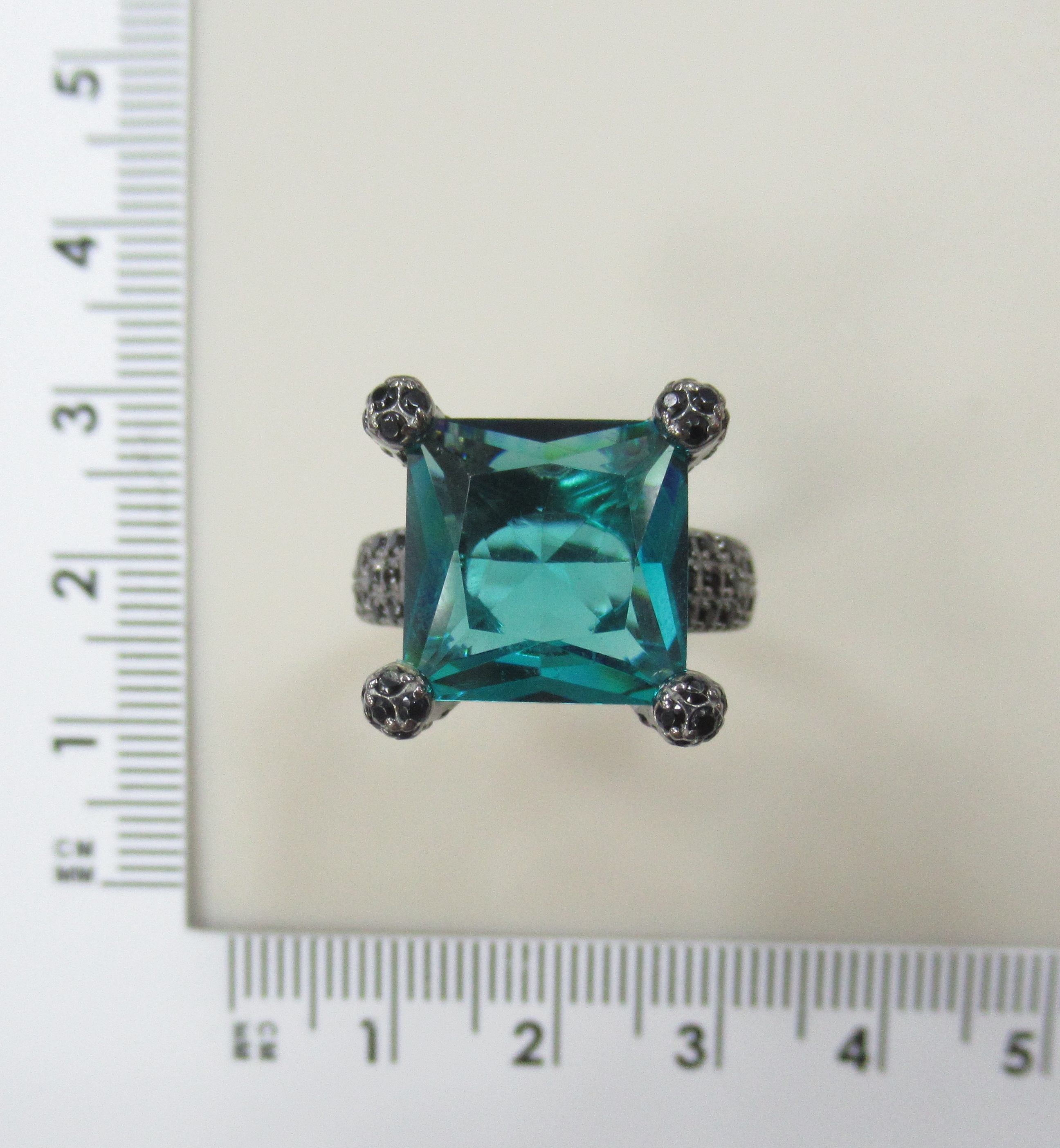 Серебряное кольцо с ювелирным стеклом и шпинелью